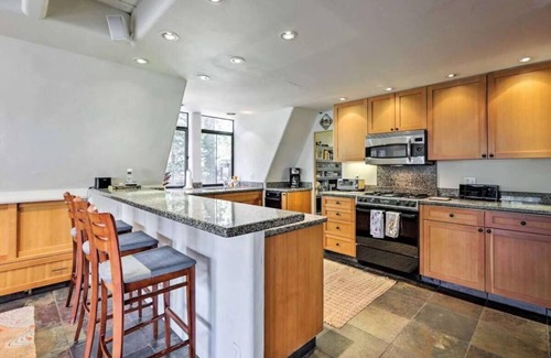 Olympic Valley House | Palisades/Squaw Valley Chalet with hot tub