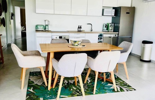 Nettle Bay House | Palm Beach House, Stunning 2 bedrooms beachfront