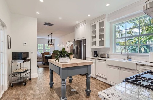 Grandview Heights House | Palm Beach Oasis - Indulge in Garden Tranquility with Alfresco Dining