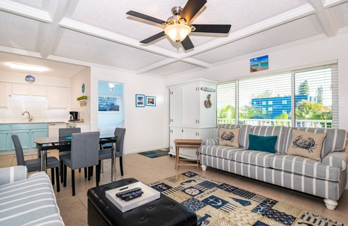 Ilexhurst House | Palm Cay 3 2/1 Condo Pool Near White Sandy Beach Close To Dining & Shopping