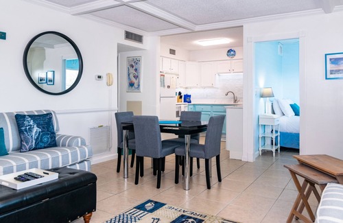 Ilexhurst House | Palm Cay 3 2/1 Condo Pool Near White Sandy Beach Close To Dining & Shopping