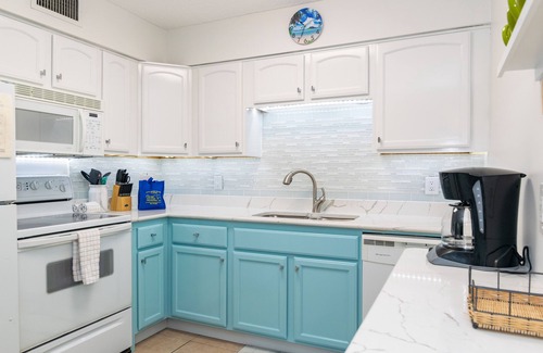 Ilexhurst House | Palm Cay 3 2/1 Condo Pool Near White Sandy Beach Close To Dining & Shopping