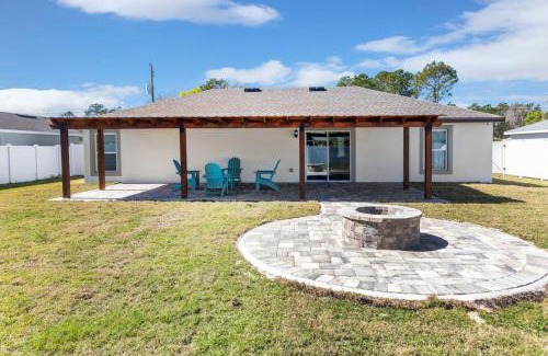 Palm Coast House | Palm Coast Coquina Escape with Fire Pit Near Beach