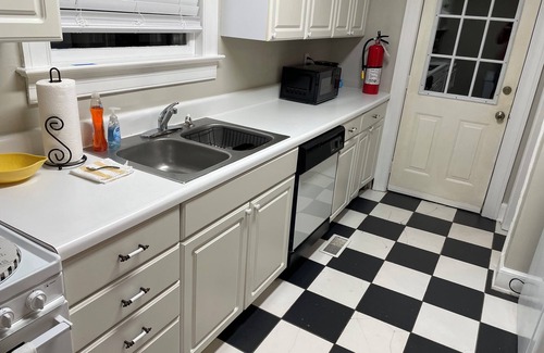 Goldsboro House | Palm Cottage - Centrally Located Brick Home on Quiet Street