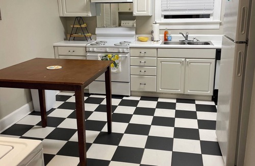 Goldsboro House | Palm Cottage - Centrally Located Brick Home on Quiet Street