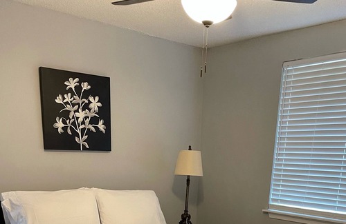 Foley House | Palm Cottage- Cheerful 3 Bedroom near Gulf Shores. Located near many attractions