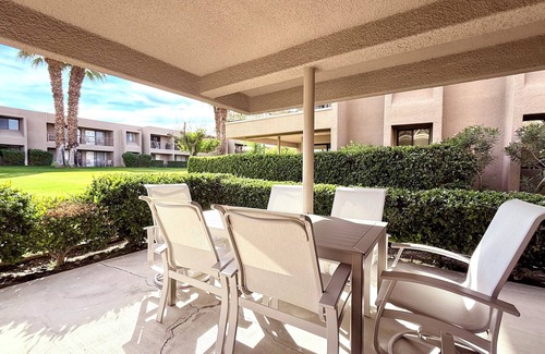 Palm Desert Condo | Palm Desert 2BR Condo at Shadow Mountain! Pools, Golf, Walk to El Paseo