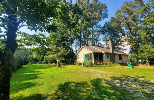 Clarkesville House | Palm Lake Cottage: 5-Star Country Comfort