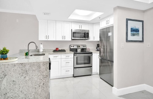 Coconut Grove Apartment | Palm Oasis Pool + Free Parking