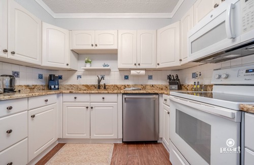 Holiday Isle Condo | Palm Paradise 2 bed condo w/pool