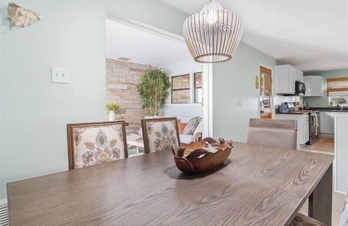 Historic Downtown Melbourne House | Palm Paradise - Lush Pool, Walk DNTN 3br
