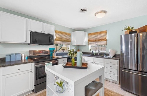 Historic Downtown Melbourne House | Palm Paradise - Lush Pool, Walk DNTN 3br