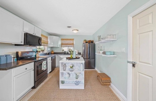 Historic Downtown Melbourne House | Palm Paradise - Lush Pool, Walk DNTN 3br
