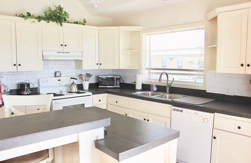 Discovery Bay Apartment | Palm Point Loft - Private two bed+ two bath on the canal IG@PalmPointTCI