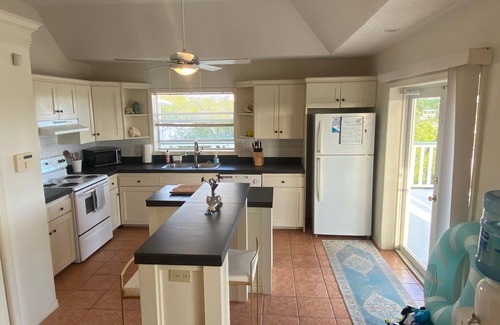 Discovery Bay Apartment | Palm Point Loft - Private two bed+ two bath on the canal IG@PalmPointTCI