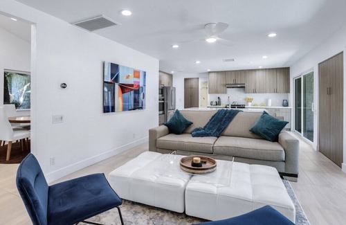 The Movie Colony House | Palm Springs Hot Spot - Luxury Desert Escape: Stunning Views & Resort-Style Amenities