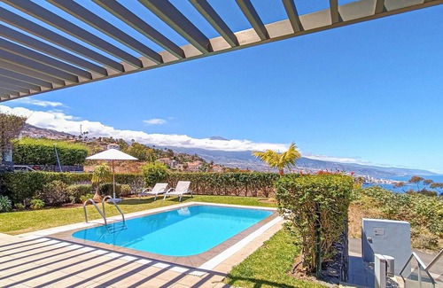 La Quinta House | Palm trees, mountains, sea ? Your view from the balcony and garden of this vacation home in Tenerife