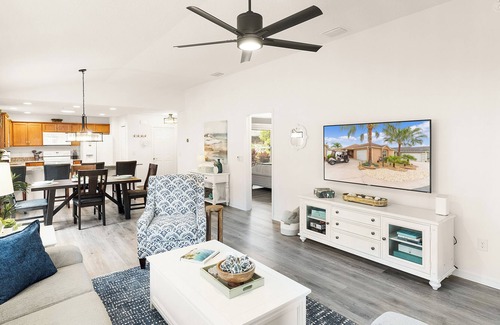 Fruitland Park Villa | Palm Villa Retreat with Golf Cart in the heart of the Villages!!