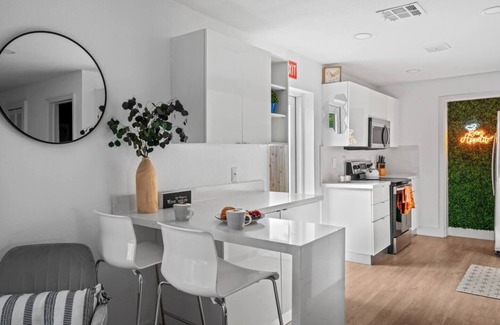 Central Business District House | Palm Vista House – Your South Florida Work Hard Play Hard Retreat!