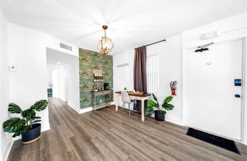 Survey Creek Apartment | Palm Wave Stays - Designer's Stay - Sleeps 10