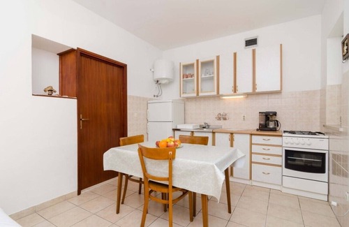 Mljet Apartment | Palma 1BR apartment with balcony and sea view