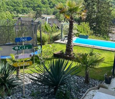 Saarburg Apartment | Palmen Oase Saarburg, Exklusives Retreat mit Pool, Palmen und traumhafter Aussicht