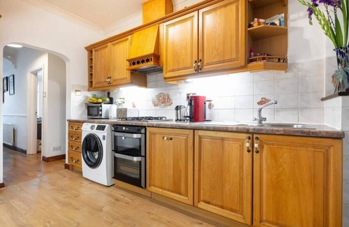 Palmers Green House | Palmers Green, London - Lovely 5 Bedroom House