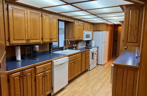 Seneca Boat Rental | Palmetto Paradise Houseboat