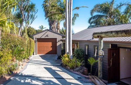 Surfdale House | Palms on Kennedy Point - Stay Waiheke