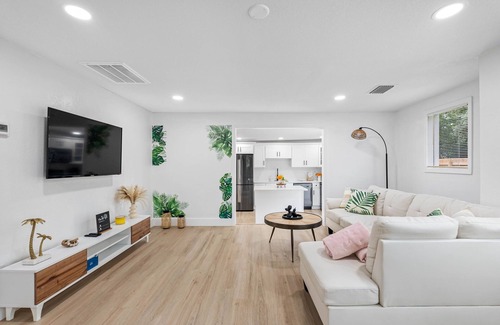 Bearss Plaza House | Palmy Paradise
