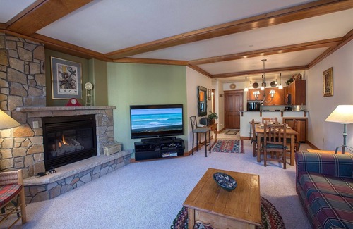 Mountain Village Cottage | Palmyra 4G by Avantstay Close to the Slopes & Town!