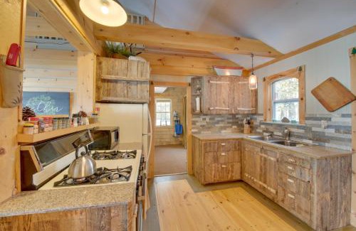 Palmyra House | Palmyra Cottage with Deck on Whites Pond!
