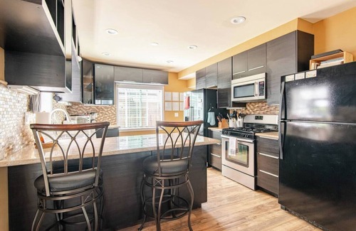 Barron Park Apartment | Palo Alto Retreat-Room B Kitchenette & Bathroom