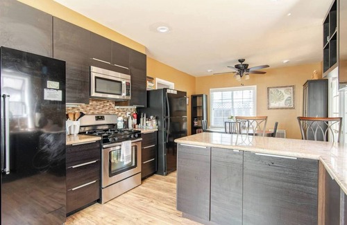 Barron Park Apartment | Palo Alto Retreat-Room A Kitchenette & Bathroom
