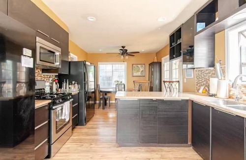 Barron Park Apartment | Palo Alto Retreat-Room A Kitchenette & Bathroom