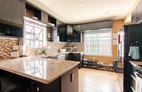 Barron Park Apartment | Palo Alto Retreat-Room A Kitchenette & Bathroom