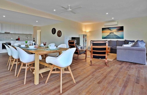 Pambula Beach House | Pambula Beach Holiday Retreat - 2 Queen bedrooms, 12pm checkout