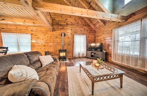Niobe House | Panama Cabin on 36 Acres with Hot Tub and Trails!