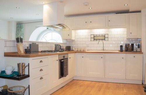 Bath Apartment | Panda Sanctuaries, Kensington Chapel Apartment