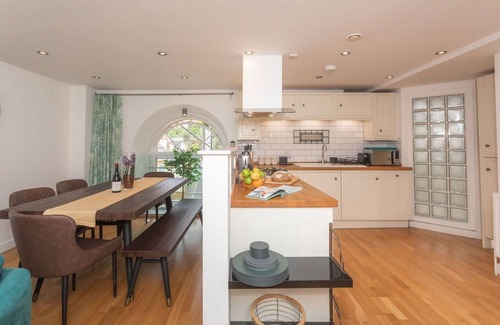 Bath Apartment | Panda Sanctuaries, Kensington Chapel Apartment
