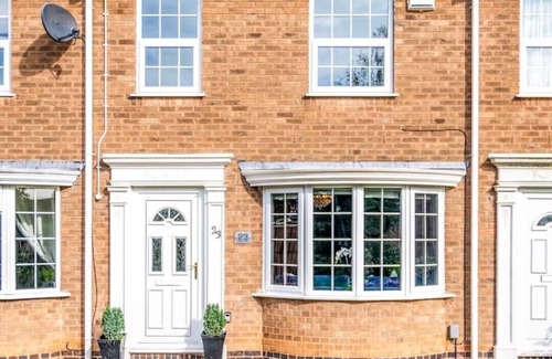 Nuneaton House | Pangbourne House: Cosy & Stylish