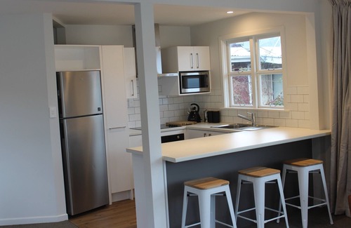 Queenstown House | Panorama Bach Amazing Views - Easy walk to town & lake. Stunning views & sunny.