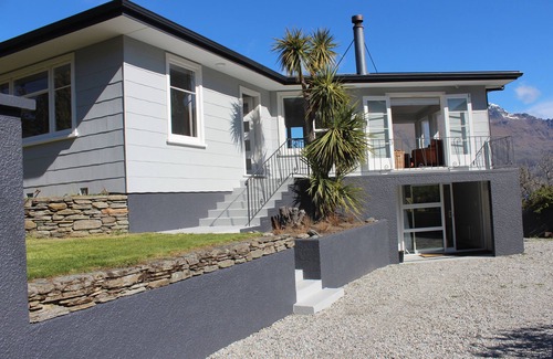 Queenstown House | Panorama Bach Amazing Views - Easy walk to town & lake. Stunning views & sunny.