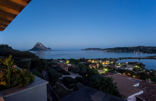 Porto Taverna Apartment | Panorama unico e a pochi metri dalla spiaggia available in August