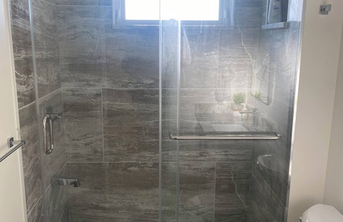 Surrey Newton House | Panorama ridge suite