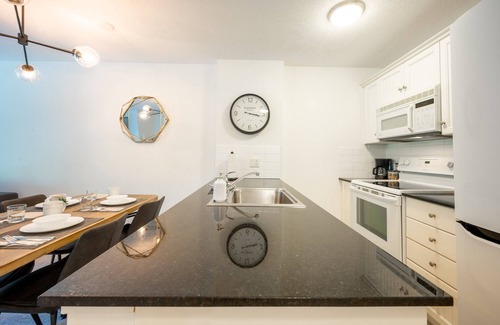 Upper Village Apartment | ❄︎Panorama Suite ❄︎Luxe Ski in/out 1 BR - 3 Hot Tubs & Pool | The Aspens