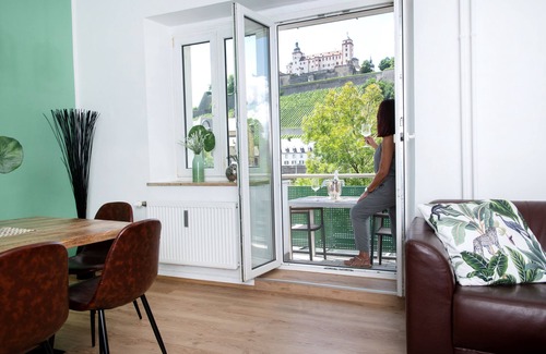 Wurzburg City Centre Apartment | Panorama vacation apartment with fortress view