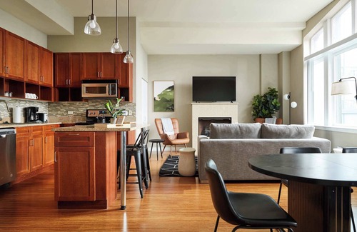 Downtown Chicago Apartment | Panoramic 2BR Penthouse in the Sky | Roof Deck