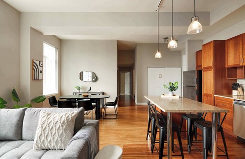 Downtown Chicago Apartment | Panoramic 2BR Penthouse in the Sky | Roof Deck