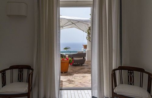 Capri Villa | Panoramic and central villa.
